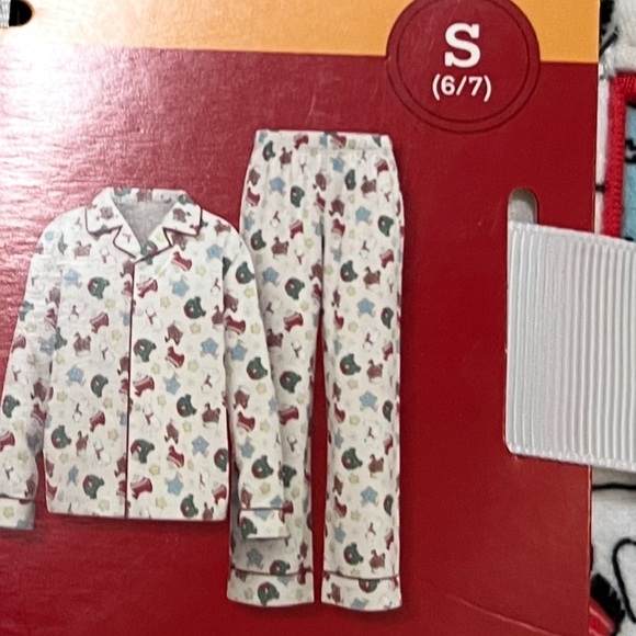 Wondershop Festive Family Sleep Set - Red, Green, White - Picture 9 of 9